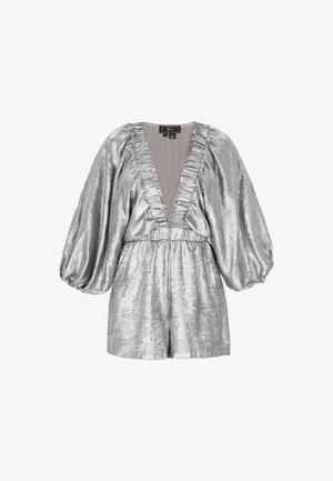 Metaliczny srebrny kombinezon z głębokim dekoltem w kształcie litery V i falbaną. Posiada bufiaste rękawy oraz elastyczny pas. Gładka, refleksyjna tekstura.