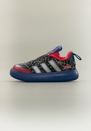 Une basket pour enfant noire, rouge et bleue sur le thème de Spider-Man, avec des motifs de toile d’araignée, une semelle bleue épaisse et des languettes à boucle.