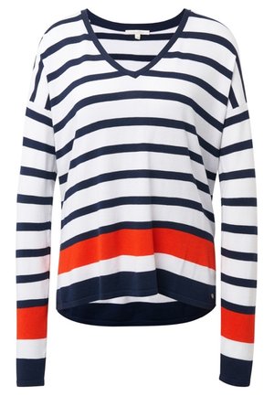 Hvid langærmet V-hals sweater med marineblå vandrette striber og en kraftig orange stribe nær kanten og ærmekanterne.
