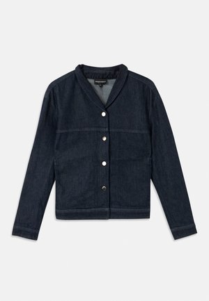 Tumši zils džinsu jaka ar garām piedurknēm, apaļu apkakli un četriem sudraba pogām priekšpusē.