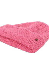 Różowa dziana czapka z miękkiego, puszystego materiału, z ryflowanym wzorem i małym metalowym logo po boku.