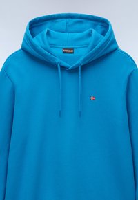 Sudadera azul de tela suave, con capucha ajustable y pequeño detalle bordado de la bandera noruega en el pecho.
