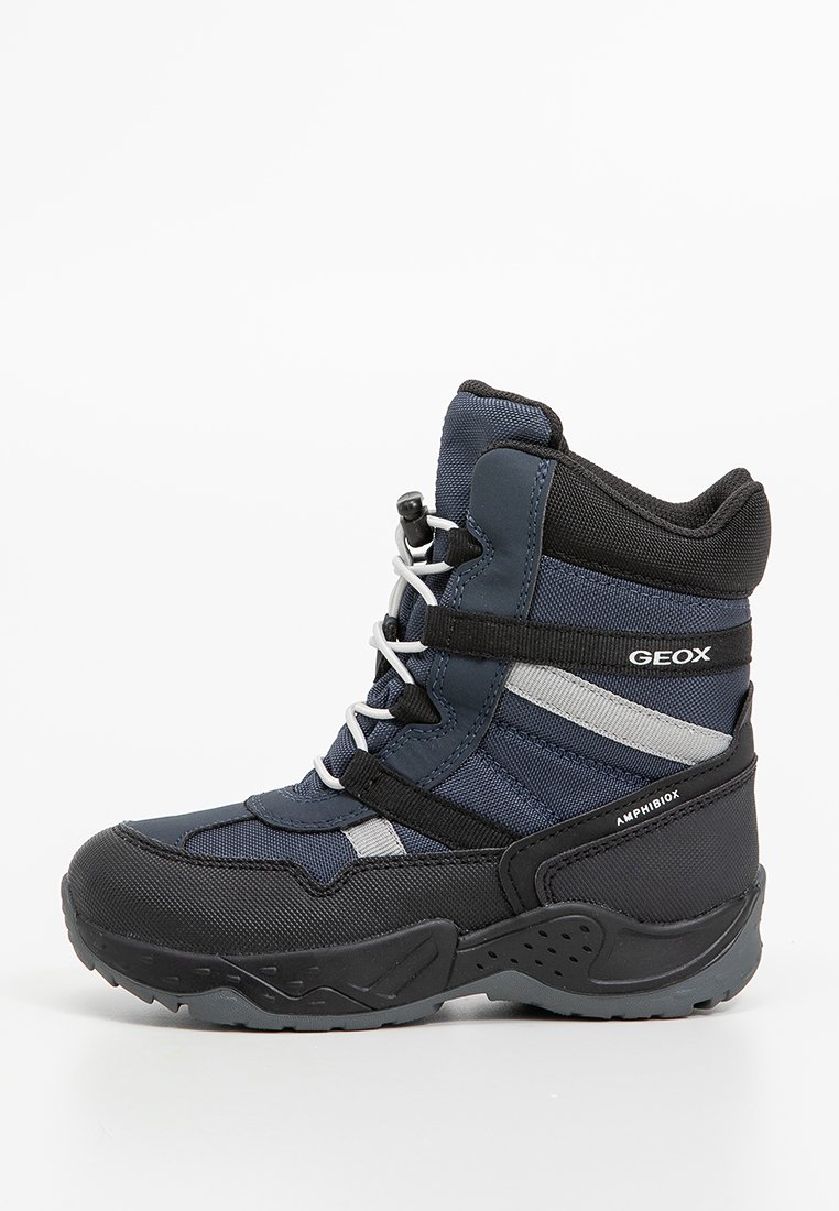 Dziecięcy wodoodporny zimowy but w granatowo-czarnym kolorze z szarymi odblaskowymi paskami, białymi elastycznymi sznurówkami i detalami z logo "GEOX AMPHIBIOX".