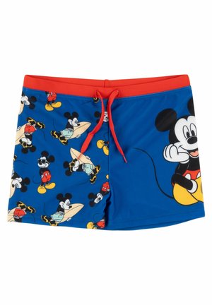 Blaue und rote Badehose mit mehreren Mickey-Mouse-Darstellungen, darunter ein großes Mickey auf der rechten Seite und kleinere Mickeys mit Surfbrett auf der linken Seite.