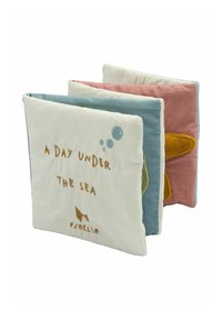 Kangaskirja, jossa on sininen, vaaleanpunainen ja kermaan vivahtava kohokuvioitu kansi, jossa kirjailtu teksti "PÄIVÄ MEREN ALLA" ja koristeellisia kalakuvioita.