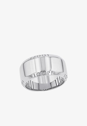 Szeroka srebrna obrączka o gładkiej, polerowanej powierzchni. Grawerunek "JOOP!" po obu stronach, charakteryzująca się smukłym, nowoczesnym designem.