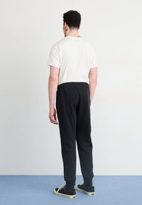 Nike Sportswear JOGGER   - Treniņtērpa apakšdaļas - black