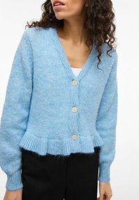 Hellblauer Strickjacke mit V-Ausschnitt, langen Ärmeln und einem gerafften Saum. Hergestellt aus einem weichen, strukturierten Stoff und mit vier hellen Knöpfen versehen.