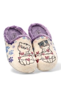 Zapatillas de casa suaves con un exterior de terciopelo beige, ribete morado y con ilustraciones de gatos. Decoradas con corazones y patrones de huellas en colores pastel.