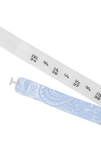 Zwei Bänder sind abgebildet: ein schlichtes weißes Stoffband mit aufgedruckten Maßen und ein hellblaues gemustertes Band mit Paisleymuster.