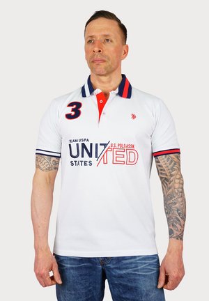 Bílá polo košile s námořnickými modrými a červenými akcenty, má tříknoflíkovou légu, výrazné "3" na prsou a značku "USA Team".