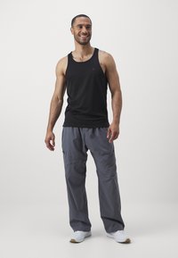 Under Armour UNSTOPPABLE AIRVENT - Pantalon classique - castlerock