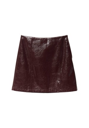 Vinrød mininederdel i imiteret læder med en glat, skinnende tekstur, der har lodrette syninger og en udvidet A-linjeform.