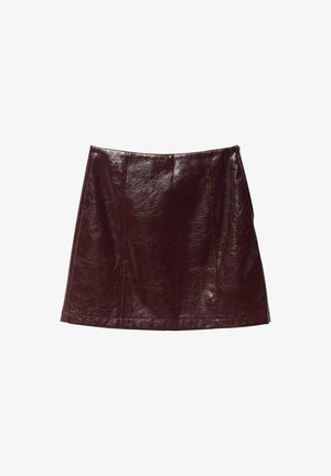 Vinrød mininederdel i imiteret læder med en glat, skinnende tekstur, der har lodrette syninger og en udvidet A-linjeform.