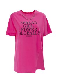 Camiseta de algodón rosa con escote redondeado, mangas cortas, una abertura lateral y texto negro en negrita: "DISEMINA EL PODER FEMENINO GLOBALMENTE INFLUENCER."
