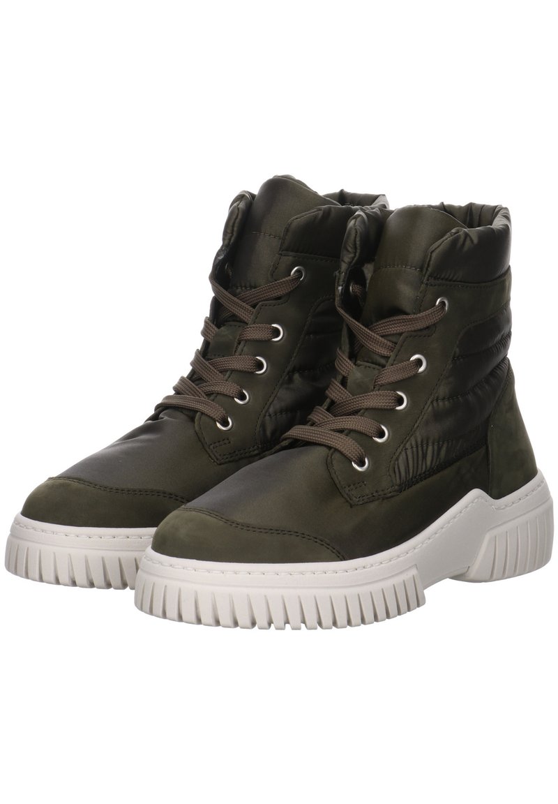 Dunkelgrüne Knöchelstiefel aus einer Mischung aus glatten und gepolsterten Materialien. Sie verfügen über eine weiße Gummisohle und braune Schnürsenkel, mit einem strukturierten Seitenpanel.
