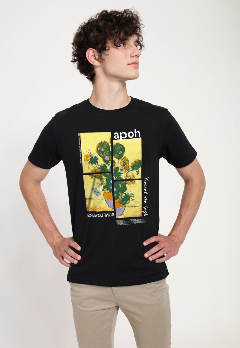 Camiseta de algodón negra con un diseño inspirado en Van Gogh de girasoles en una maceta, con el texto "apoh London" y "Sunflowers" en blanco.
