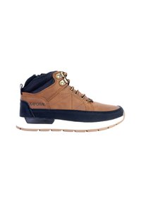 Zapatilla alta de cuero marrón y textil azul marino con herrajes metálicos, suela contrastante y detalles con patrones. Presenta cordones para el cierre.