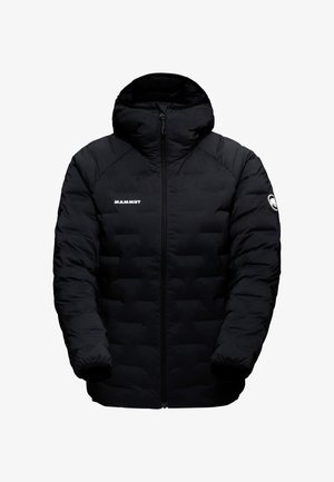 Giacca a vento nera isolata con cappuccio, dotata di una cerniera anteriore, polsini elasticizzati e logo sul petto e sulla manica. Motivo a trapunto su tutta la superficie.