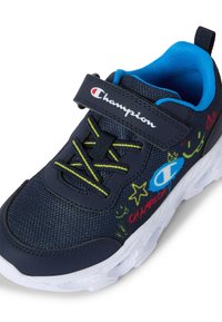 Niebieski i granatowy siatkowy sneaker z rzepem, biały spód, kolorowe bazgroły gwiazdek i wzorów, teksturowana cholewka oraz wyściełany kołnierz.