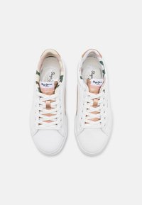 Sneakers bianchi con finitura in pelle liscia, caratterizzati da un accento rosa chiaro, strisce beige e una fodera interna a motivo mimetico.