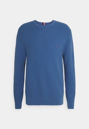 Maglione azzurro a maniche lunghe in maglia con collo tondo, motivo strutturato, polsini e orlo a costine e piccolo logo rosso, bianco e blu sul petto.