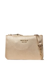 Clutch metallico oro realizzato in materiale sintetico testurizzato, dotato di una tracolla a catena e logo del marchio impresso sul fronte.