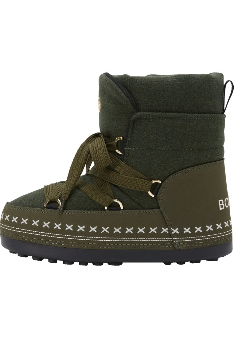 Olijfgroene winterlaars met een stoffen bovenkant, vetersluiting aan de voorkant, rubberen zool en decoratieve witte stiksels rondom de basis.