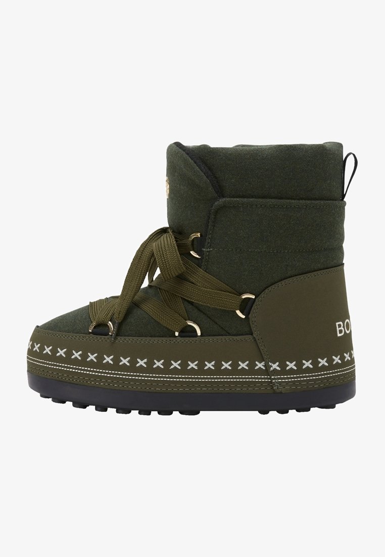 Olijfgroene winterlaars met een stoffen bovenkant, vetersluiting aan de voorkant, rubberen zool en decoratieve witte stiksels rondom de basis.