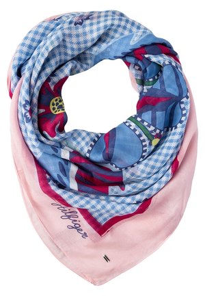 Lyserødt og blåt mønstret tørklæde med blomster- og ternedesign, foldet i en løkke med "Hilfiger" tekst synlig i et hjørne.