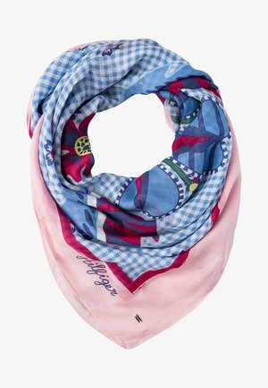 Lyserødt og blåt mønstret tørklæde med blomster- og ternedesign, foldet i en løkke med "Hilfiger" tekst synlig i et hjørne.