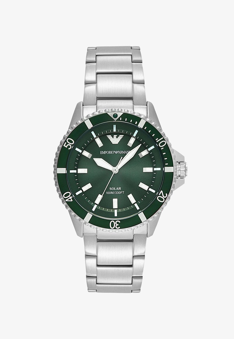 Runde grüne Uhr mit silbernem Metallarmband, solarbetrieben, 100 m wasserdicht, mit weißen Stundenmarkierungen und einer strukturierten Lünette.