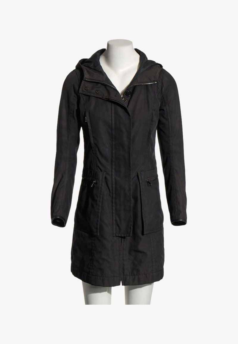 Manteau noir à manches longues avec capuche, fermeture éclair à l'avant, boutons-pression et deux poches zippées à l'avant, présenté sur un mannequin blanc.