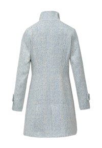 Hellblauer Fischgrätmantel mit hohem Kragen, langen Ärmeln und knopfbaren Manschetten. Glatte Textur und leicht taillierte Form mit Taschen.