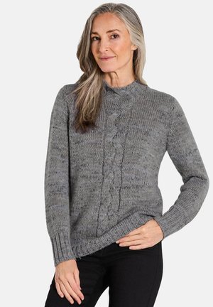 Pull en tricot gris avec un design en côtes au centre, des poignets côtelés et un col rond avec des détails texturés.