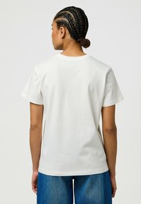 Wrangler SHORT SLEEVE GRAPHIC - REGULAR FIT - T-shirt print - worn white