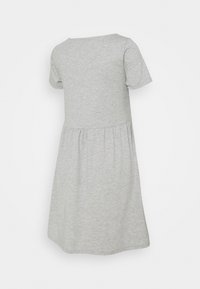 Graues Baumwollkleid mit kurzen Ärmeln, rundem Ausschnitt und gerafftem Rock. Glatte Textur mit einem einfachen, einfarbigen Design.