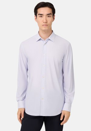 Camisa de botones de manga larga color púrpura claro con un fino patrón de cuadros, cuello clásico y una textura de tela suave. Presenta botones en la parte delantera.