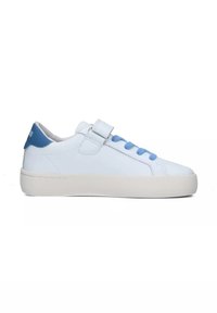 Sneaker in pelle bianca con accenti blu, cinturino in velcro e design con lacci. Presenta una suola testurizzata e una parte superiore liscia per il comfort.