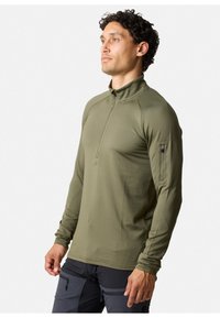 Langärmliges, olivgrünes Sportshirt mit Reißverschluss am Hals und tailliertem Schnitt, ausgestattet mit einer Reißverschlusstasche am linken Ärmel und glatter текстur.