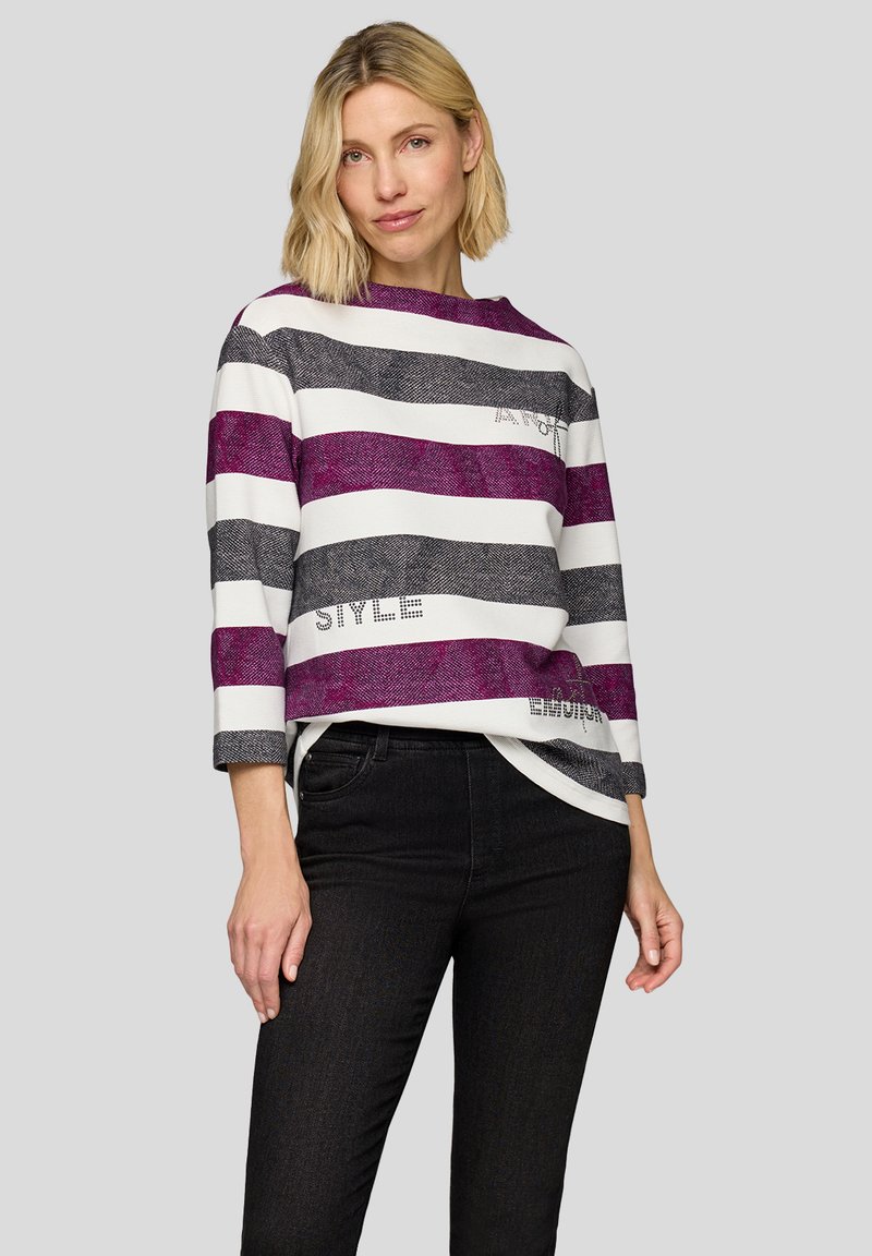 Gestreifter Sweatshirt in Weiß, Dunkelgrau und Magenta mit Dreiviertelärmeln. Verfügt über grafischen Text und ein strukturiertes Muster im gesamten Design.