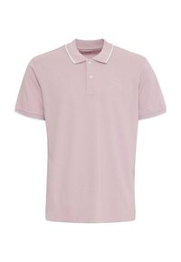 Polo de color rosa claro hecho de algodón. Presenta un cuello clásico, tapeta de dos botones y detalles en blanco en las mangas. Logo sutil en el pecho.