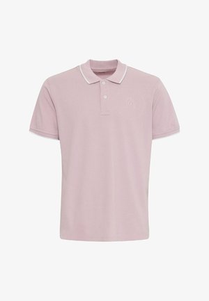 Jasnoróżowa koszulka polo wykonana z bawełny. Posiada klasyczny kołnierzyk, zapięcie na dwa guziki oraz białe akcenty na rękawach. Dyskretne logo na klatce piersiowej.