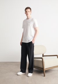Calvin Klein Jeans REGULAR FIT TEE WITH BOLD BACK PRINT - T-shirt con stampa - bright white