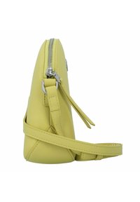 Borsa a tracolla gialla in pelle con forma triangolare, cerniera argentata e tracolla regolabile. Design semplice con texture liscia e hardware minimal.