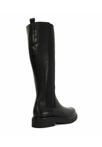 Zwarte leren kniehoge laars met een gladde afwerking, elastische zijkanten en een stevige zwarte zool voor extra stabiliteit.