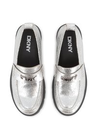 Zilveren, gebarsten metallic instappers met een zwarte zool en DKNY-markering aan de voorkant. Glad oppervlak met een ronde vorm en brede opening.
