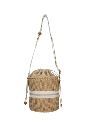 Ronde geweven beige crossbody tas met trekkoord bovenkant van stof en verstelbare crèmekleurige riem, met wit en beige gestreept bandje met logo.