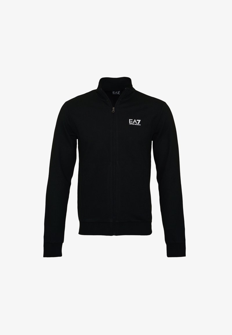 Sudadera negra con cremallera, hecha de material suave, que cuenta con un cuello alto, mangas largas y un pequeño logo blanco en el área izquierda del pecho.