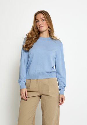 Lichtblauwe, gebreide pullover met lange mouwen en een ronde hals. De stof heeft een zachte textuur, aangevuld met geribbelde manchetten en zoom.